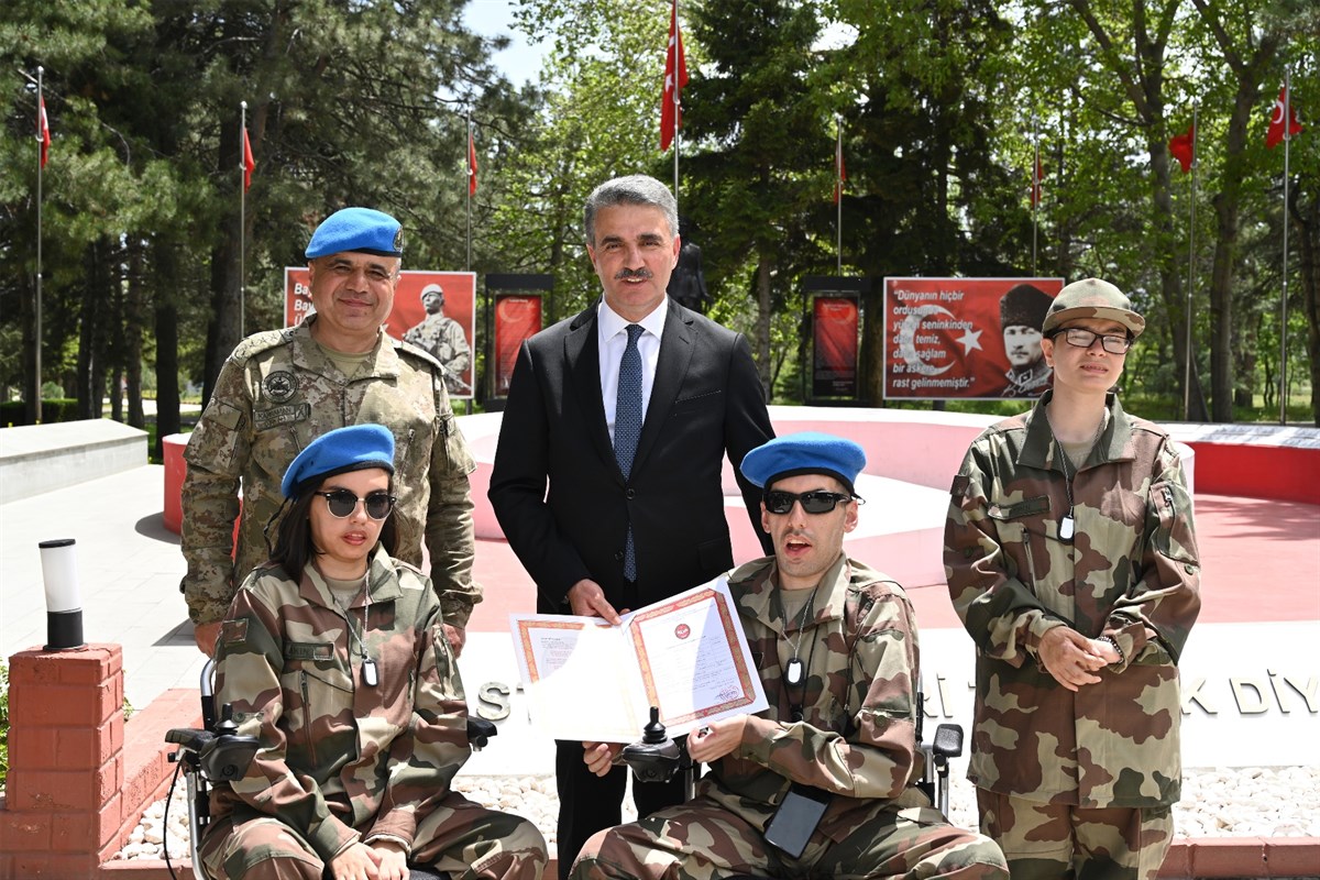 askerlik-heyecani-yasayan-ozel-genclerimiz-torenle-yemin-etti-1.jpg
