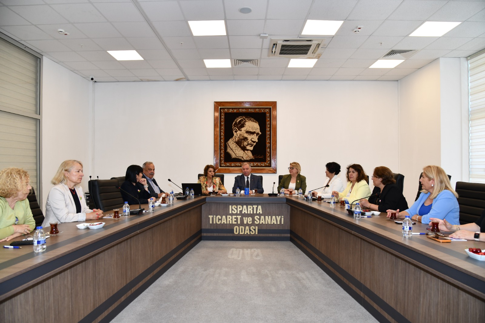 girisimci-kadinlar-ispartada-gelecegi-konustu-3.jpg